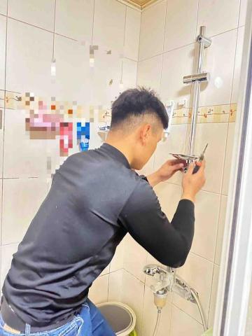 鄭欽元 - 蓮蓬頭滑桿安裝