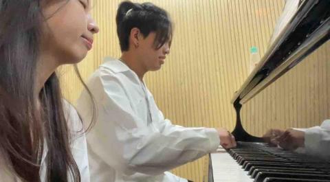 周郁岐 - 教鋼琴