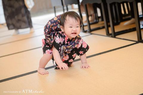 ATM Studio - TaCo - 寶寶抓周拍攝超過2000個小寶貝，曾是北投文物館抓周特約攝影(八年)，各大場地都有拍攝經驗，包括北投文物館佳山抓周、蘆洲李宅、內湖Stay、內湖Ho'me、宜蘭傳藝中心、宜蘭綠舞飯店等，也拍攝過許多自宅抓周和生日派對，對於吸引小寶寶注意力、和小孩們玩在一起很有經驗，可協助爸媽一起輕鬆愉快的完成記錄重要一刻的任務。