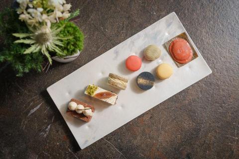 ATM Studio - TaCo - 商品攝影拍過許多類型，包括餐廳菜單、個人形象照、糕點月餅、茶葉包裝、廠房設備、室內裝潢等，配合客戶需求，結合之前公關企劃宣傳的經驗，為業主打造最適宜的拍攝方案，提供和各平台最搭配的照片影片記錄。