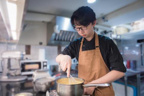 ATM Studio - TaCo - 商品攝影拍過許多類型，包括餐廳菜單、個人形象照、糕點月餅、茶葉包裝、廠房設備、室內裝潢等，配合客戶需求，結合之前公關企劃宣傳的經驗，為業主打造最適宜的拍攝方案，提供和各平台最搭配的照片影片記錄。