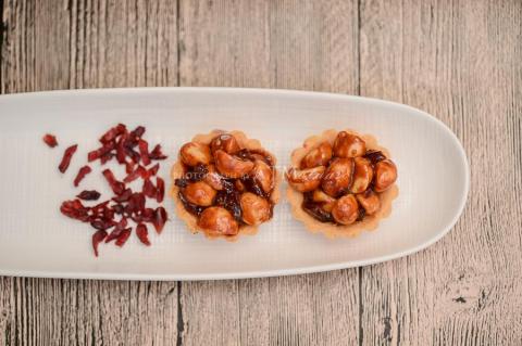 ATM Studio - TaCo - 商品攝影拍過許多類型，包括餐廳菜單、個人形象照、糕點月餅、茶葉包裝、廠房設備、室內裝潢等，配合客戶需求，結合之前公關企劃宣傳的經驗，為業主打造最適宜的拍攝方案，提供和各平台最搭配的照片影片記錄。