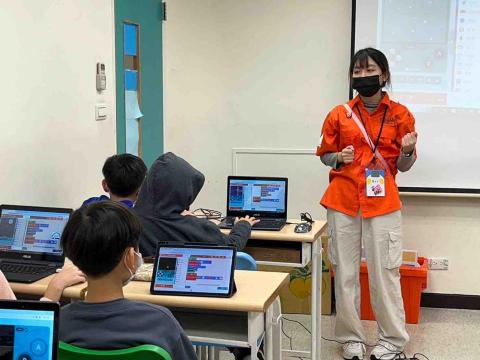 許閔閔 - 用簡單易懂的方式讓學生理解，並針對每位學生不同需求做教學上的調整。