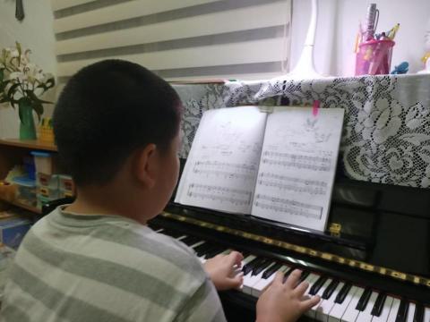 施語蕎 - 書成愛彈琴的大男孩