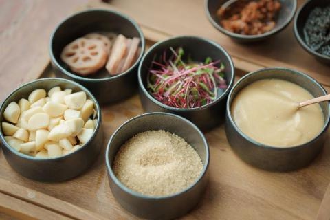 ATM Studio - TaCo - 商品攝影拍過許多類型，包括餐廳菜單、個人形象照、糕點月餅、茶葉包裝、廠房設備、室內裝潢等，配合客戶需求，結合之前公關企劃宣傳的經驗，為業主打造最適宜的拍攝方案，提供和各平台最搭配的照片影片記錄。