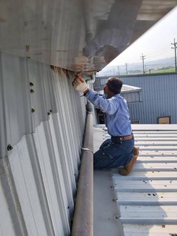 何美工程行 - 浪板修繕