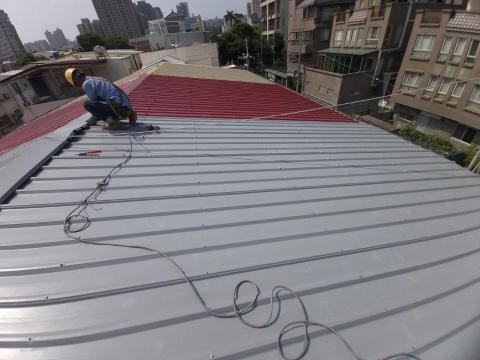 何美工程行 - 浪板安裝