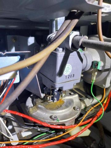 何宗弘 - 熱水器漏水