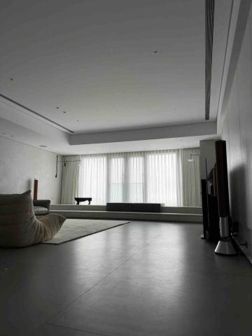 恆有空間設計有限公司 - 要越努⼒，才能顯得毫不費⼒
空間越是簡約俐落，越需要加以著墨
⿊⽩灰基底，創造經典百搭、歷久彌新
⼿⼯鏝⼑⽽成的塗料紋理
讓冷冽的灰牆有了溫暖的⼿作靈魂
多變趣味的動線，⽣活不只有⼀種模式
延伸了窗邊臥榻與踏台區
擴充了場域的舒適 chill 感
完善基底後的軟裝陳設步驟
才是整體氛圍畫⻯點睛的關鍵
看更多作品請⾄官網
https://www.alwaysis.com
作品名：⾊霧隱空
────────────────
恆有空間 Alwaysis Design
電話｜02-8773-9505
地址｜台北市