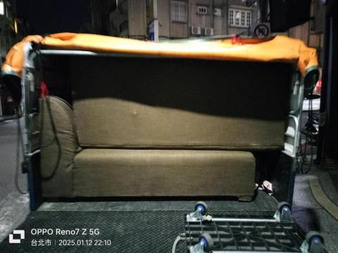 劉豐傑 - 協助沙發載運