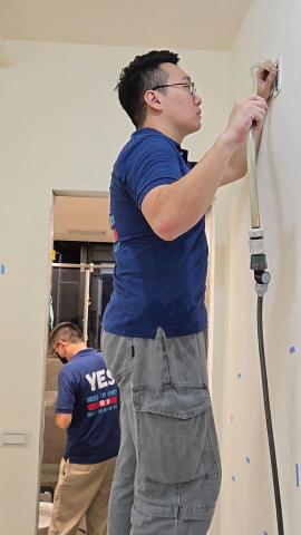 YES HOUSE CARE | 驗室 - 【冷氣排水測試】
注水1分鐘讓管內充滿水，測試兩件事:
1.排水管是否暢通
2.牆內排水管是否破裂漏水