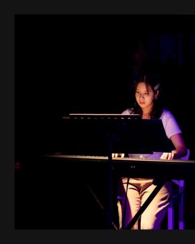 Queena Chen - 社團成果展擔任鋼琴伴奏，需要隨時注意演唱者的歌聲，適時調整節奏、琴聲大小，使表演效果更加突出。