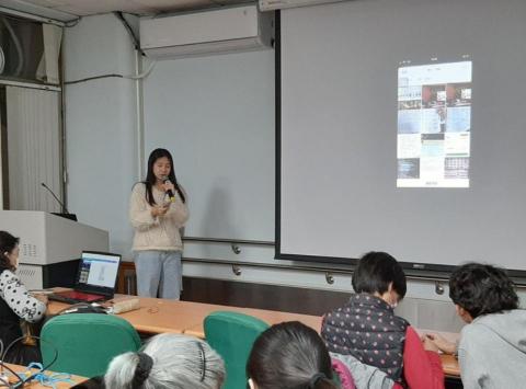 Queena Chen - 在臺中市愛心家園擔任講師，講述軟體的操作方法、適用範圍，與台下分享心得及成果。