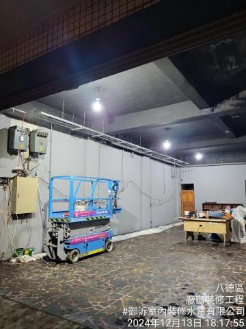 室內裝修水電有限公司 - 廠房裝修_頂板噴漆及配管作業