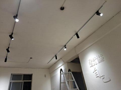 侯先生 - 軌道燈