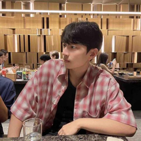 高智毅 - 喜愛服飾穿搭