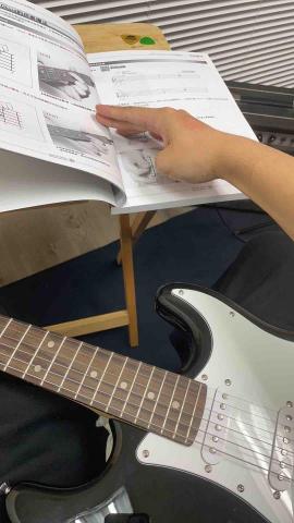 高智毅 - 閒暇之虞會去上電吉他課