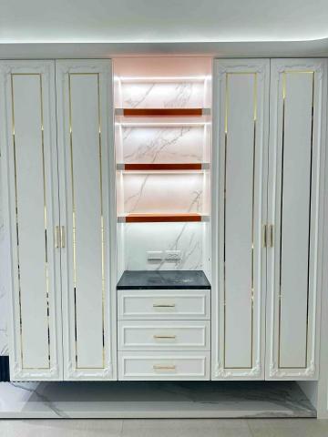 林纮諒 - 奢華風造型外觀，有多重元素：包含門板烤漆，金條修飾，背板貼磚，燈條打光，橘色繃布點綴，以及檯面大理石