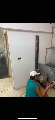 林纮諒 - 師傅執行水刀切磚牆