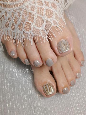 Tina - 足部凝膠指甲/秋冬美甲
灰色貓眼凝膠×鏡面立體線條造型設計