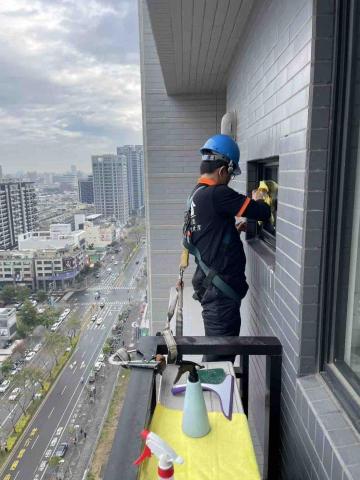 慈恩專業清潔 -  慈恩專業清潔

今日案場說明：台南安平區18樓高高空作業玻璃清潔+鍍膜

1️⃣居家清潔（長期定點清潔）
2️⃣分租清潔
3️⃣退租清潔
4️⃣交屋清潔
5️⃣空屋清潔
6️⃣重點區域清潔（如：廚房 浴室 臥室）
7️⃣大樓清洗水塔以及公寓清洗水塔
8️⃣水塔清洗
9️⃣浴室洗除垢清洗
?廚房油汙清洗
1️⃣1️⃣水冷空调水塔清潔
1️⃣2️⃣5~15灑水車出租、工程用水、
園藝澆花、道路清洗、抑制揚塵、自來水運送
1️⃣3️⃣消毒除蟲
1️⃣4️⃣清運清潔
1️⃣5️⃣ 窗型及分離式冷氣清洗
1️⃣7