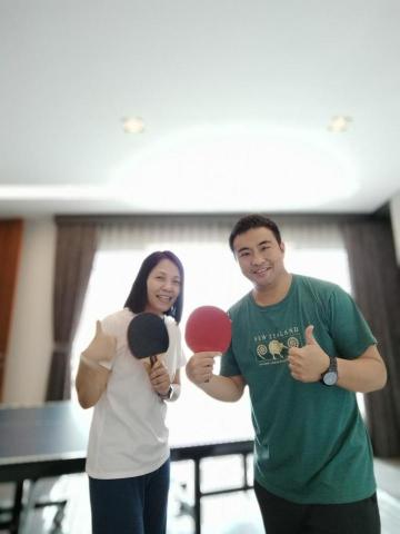 張敬彬 - 楊姐是一個企業主，平時忙碌的工作造成體力十分不足，透過桌球漸近式的訓練，提升體力腿力肌耐力，同時也達成了運動效果