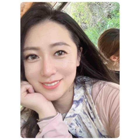 提供妝髮服務的專家賴芓希