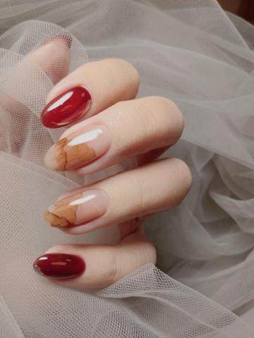Tina - 凝膠指甲/秋冬美甲
紅色系×水墨暈染美甲設計