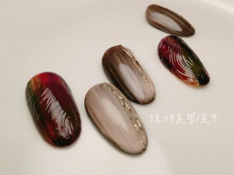 Tina - 凝膠指甲/秋冬美甲
暈染×貓眼凝膠×鏡面立體線條造型設計