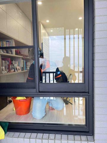 慈恩專業清潔 -  慈恩專業清潔

今日案場說明：台南安平區18樓高高空作業玻璃清潔+鍍膜

1️⃣居家清潔（長期定點清潔）
2️⃣分租清潔
3️⃣退租清潔
4️⃣交屋清潔
5️⃣空屋清潔
6️⃣重點區域清潔（如：廚房 浴室 臥室）
7️⃣大樓清洗水塔以及公寓清洗水塔
8️⃣水塔清洗
9️⃣浴室洗除垢清洗
?廚房油汙清洗
1️⃣1️⃣水冷空调水塔清潔
1️⃣2️⃣5~15灑水車出租、工程用水、
園藝澆花、道路清洗、抑制揚塵、自來水運送
1️⃣3️⃣消毒除蟲
1️⃣4️⃣清運清潔
1️⃣5️⃣ 窗型及分離式冷氣清洗
1️⃣7