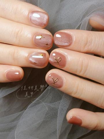 Tina - 凝膠指甲/秋冬美甲
豆沙紅貓眼凝膠×蝴蝶結＆星芒貼紙應用