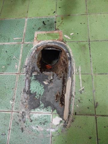 何宗弘 - 馬桶漏水拆除