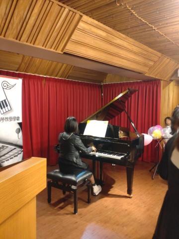 HMC art studio/琴韻畫室/鋼琴施老師 - 老師頒獎奏樂～背影^ ^