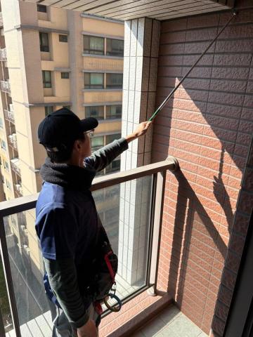 查克驗屋 - 帥氣的檢測人員，細心的檢查