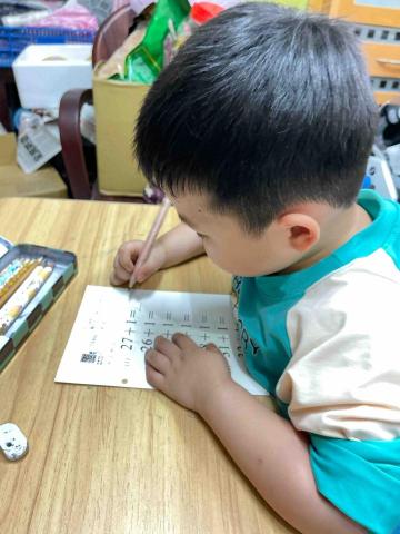 weiping - 陪幼稚園小孩寫珠心算作業