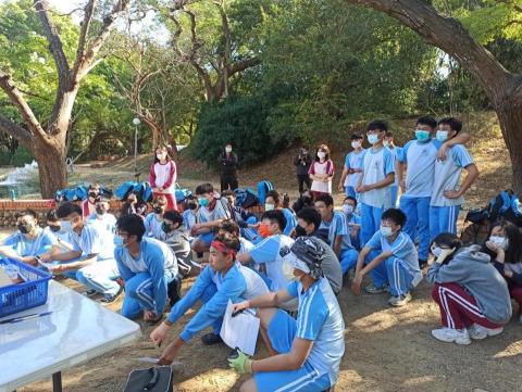 Elle - 我是東海大學英語日活動的組長，負責領導和協調旨在促進英語語言使用並提升參與者學習體驗的活動