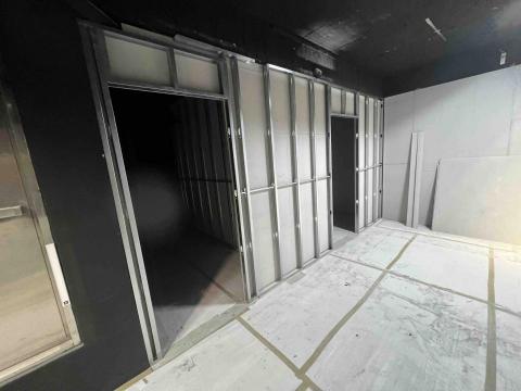 勛程工程行 - 輕隔間單面封板完成等水電師傅配配電完成在塞隔音棉封第二面板