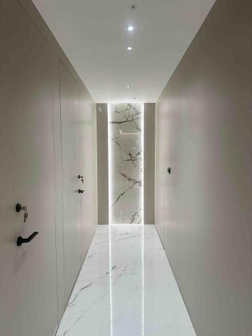 林纮諒 - 走廊的末端有著花紋薄板磚，意味著主人有相當的品味，搭配著打光，有個鮮明的層次