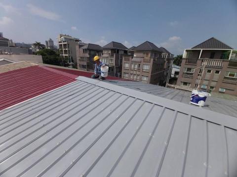 何美工程行 - 浪板安裝