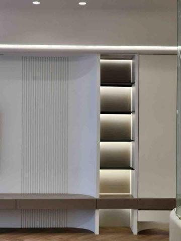 林纮諒 - 電視牆規劃，包含系統櫃、線燈、鐵板、裝飾牆版