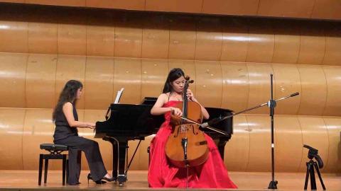 提供國標舞女老師服務的專家魏伃