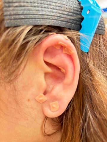 耳機（耳朵的機密） - 媽媽手貼豆