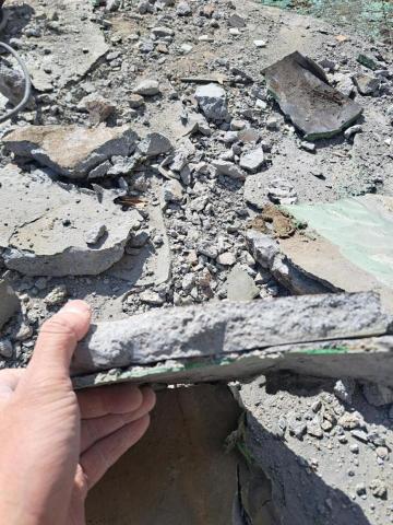 FRP玻璃纖維防水、室內外防水、內外牆油漆、仿石漆、侷限空間 - 南投大樓頂樓--FRP防水施工中 挖到過去防水亂做 直接疊加上去的PU+水泥+PU超厚一層 FRP玻璃纖維防水、室內外防水、內外牆油漆、仿石漆、侷限空間 - 南投大樓頂樓--FRP防水施工中 挖到過去防水亂做 直接疊加上去的PU+水泥+PU超厚一層