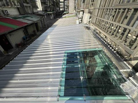 專業鐵工「效率、品質、價格合理」 - 不銹鋼浪板+採光浪板。採光隔熱一應俱全！