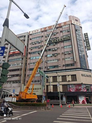 邑光鋼構鐵皮工程 - 高雄中正路鐵皮屋頂原料吊運施工現場