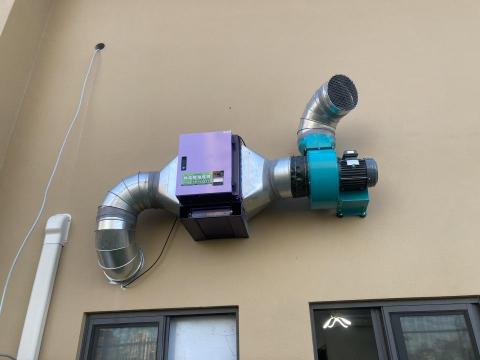 宗翰/通風系統工程/廚房油煙管規劃/水電服務 - 室外靜電機、抽風馬鞍安裝