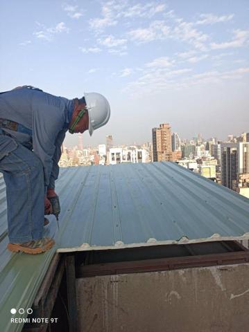 邑光鋼構鐵皮工程 - 鐵皮屋頂更換施作現場