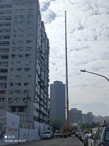 邑光鋼構鐵皮工程 - 高雄七賢路鐵皮屋頂原料吊運現場