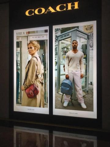 映境設計工坊（陳顯） - 專櫃品牌燈箱片