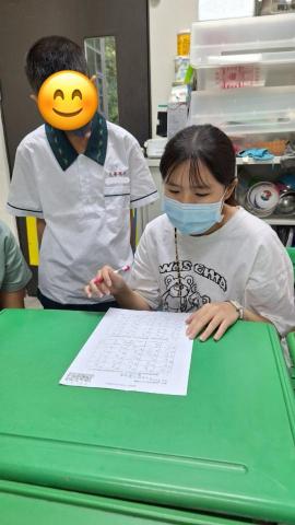 張老師 - 指導學生訂正學習單